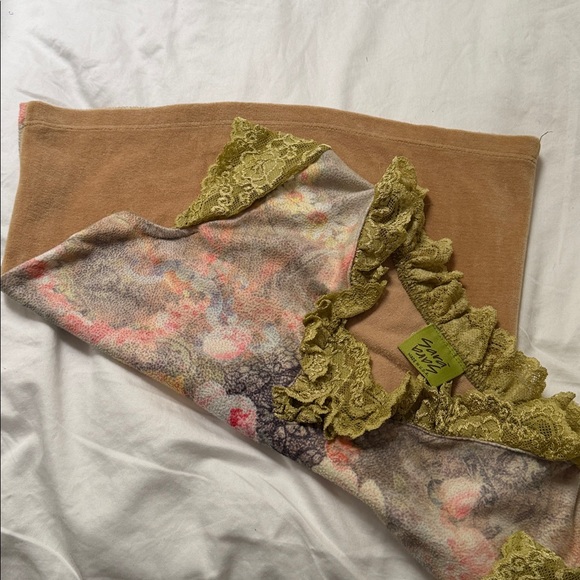 Sara Gold Lace Detail Top - Picture 5 of 5